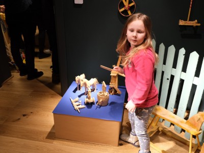 Wernisaż wystawy "Kolorowy świat zabawki ludowej" 11.02.2022-wystawa-zabawek-054.jpg